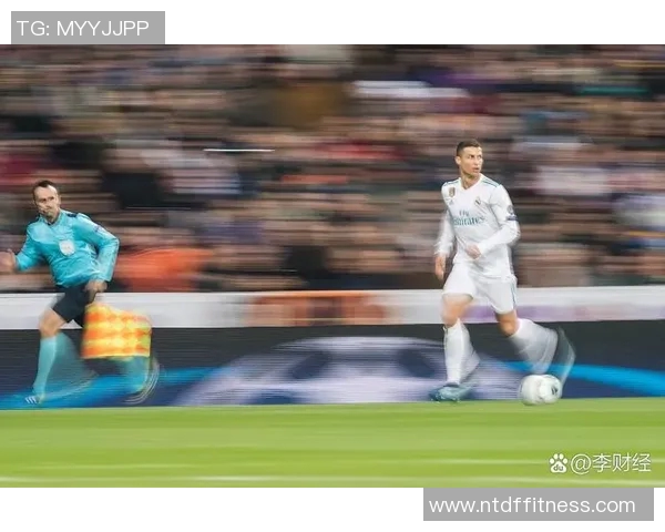 足球明星在草坪上演绎滑铲绝技展现惊人技巧与团队精神